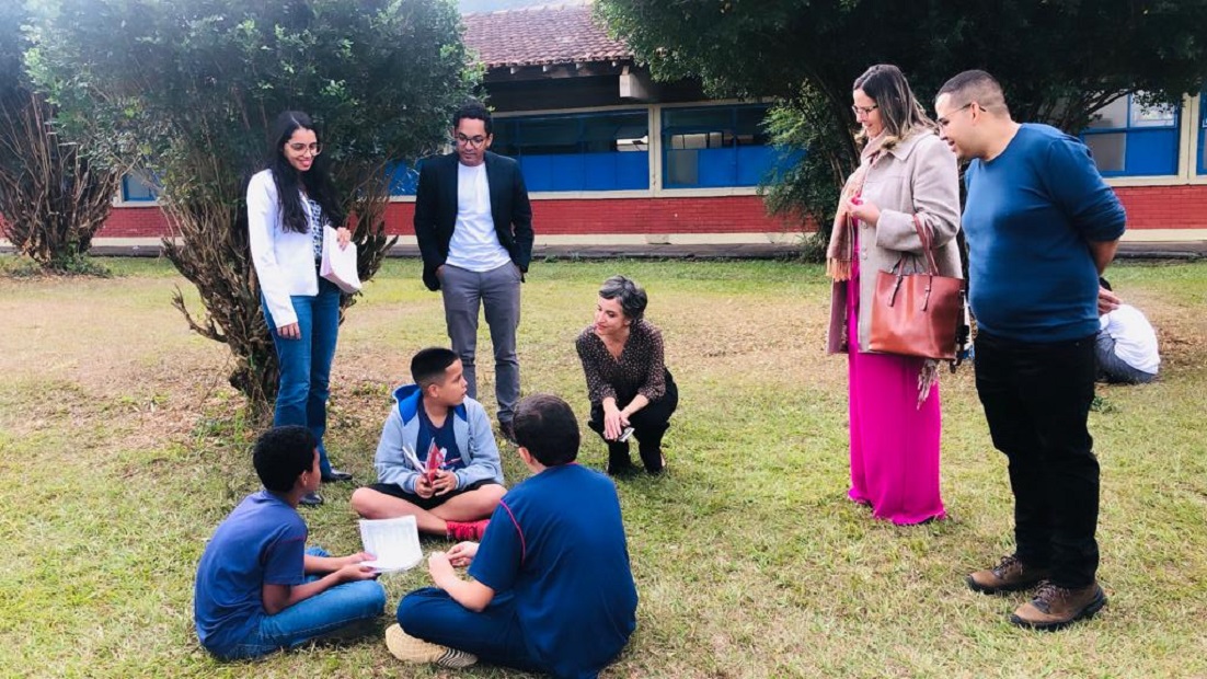 Alunos da E.E, de Manhuaçu participam de aula ao ar livre no jardim da escola. Foto: Marcilene Maia